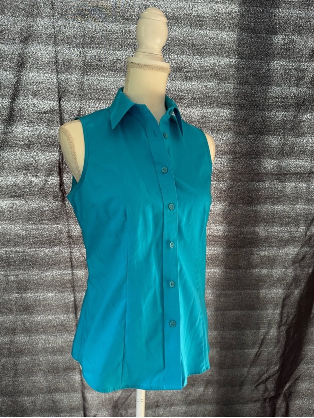 Jones New York Sleeveless Button-Up Blouse with a Collar in Teal Blue